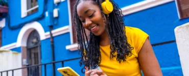 Femme africaine utilise Yellow Card pour acheter des cryptomonnaies