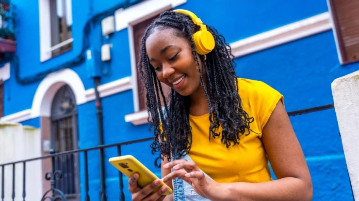 Femme africaine utilise Yellow Card pour acheter des cryptomonnaies